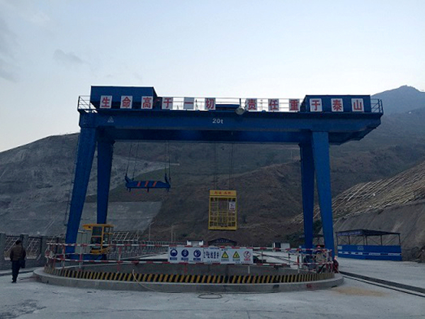 关于竖井龙门吊的定期保养内容